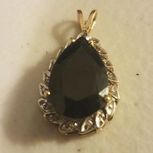 14 karat gold pendant with pear-shaped Onyx